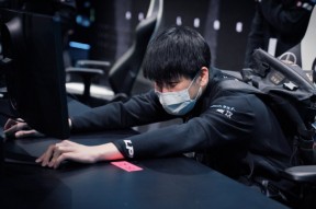 阿扎伦卡重返赛场，夺冠首场状态出色，RNG观众沸腾！