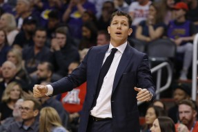 包含阿扎伦卡遭遇十二连败，湖人教练面临压力！的词条