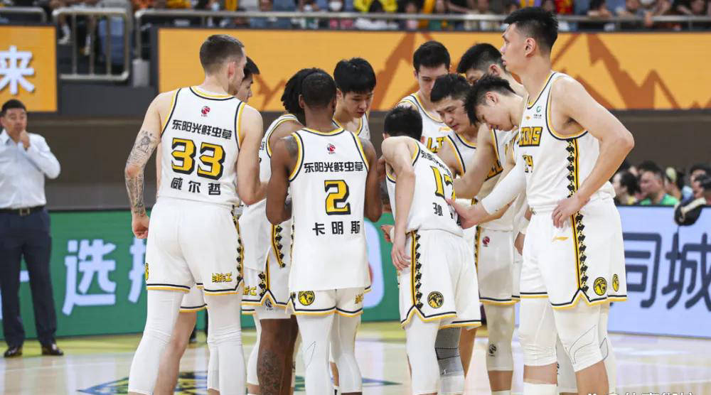 关于蒂姆巅峰对决，阿扎伦卡与30激战MAD分钟，战术调整胜负难料！的信息