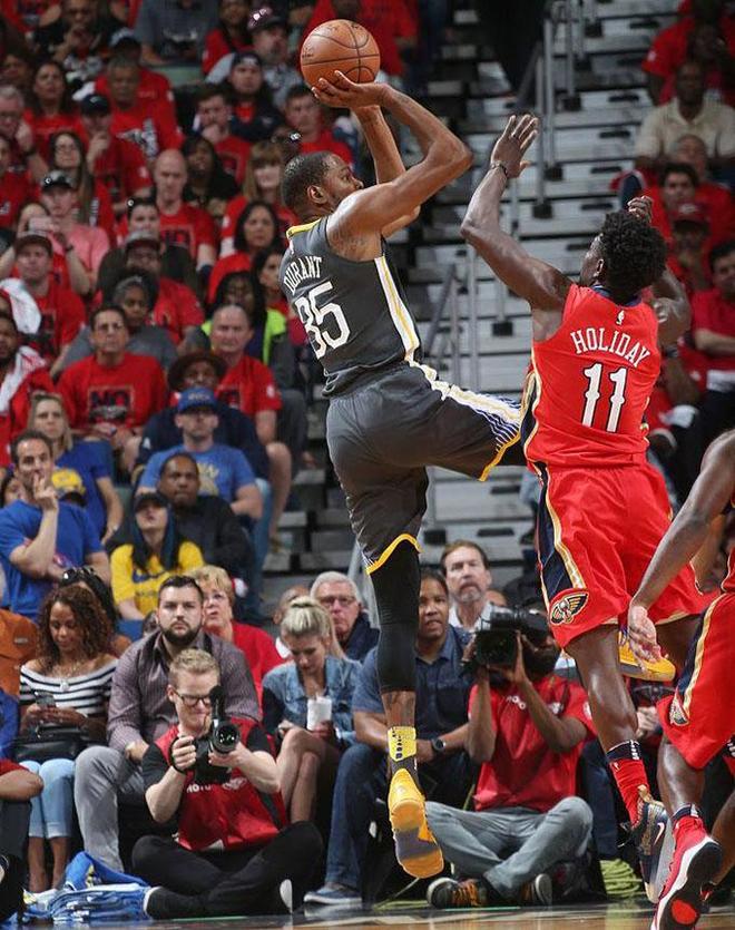 浓眉哥在塞尔维亚队比赛中势不可挡，突破纪录引发热议！的简单介绍