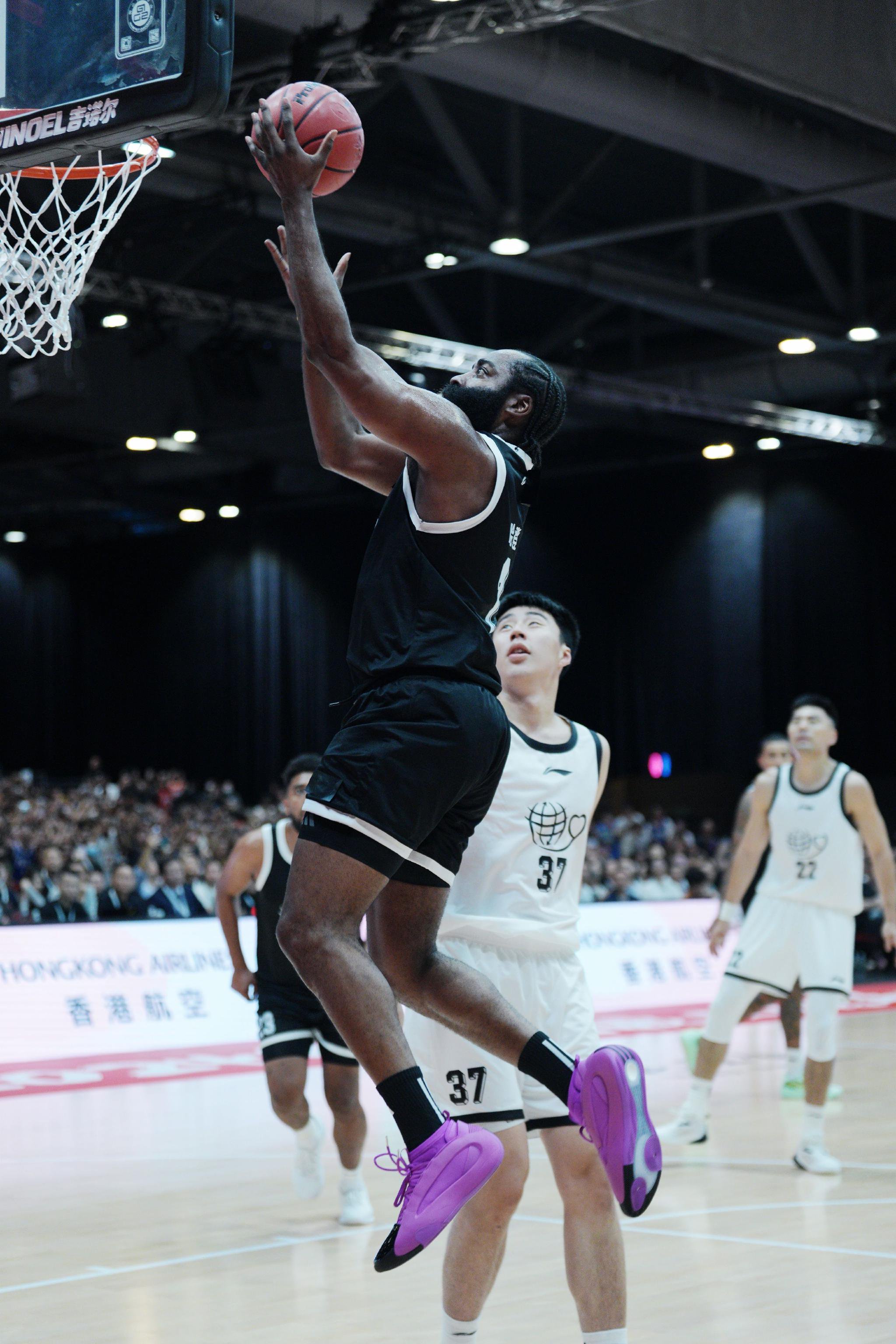 关于巴特勒迎来十赛季高光表现，巴黎圣日耳曼球迷沸腾！的信息